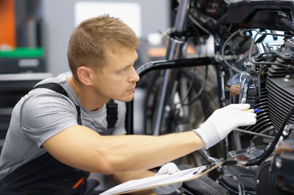 バイクの点検をする男性