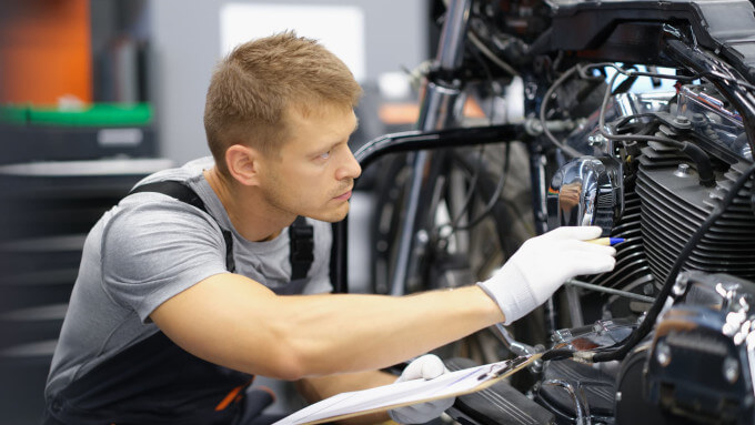 バイクの点検をする男性